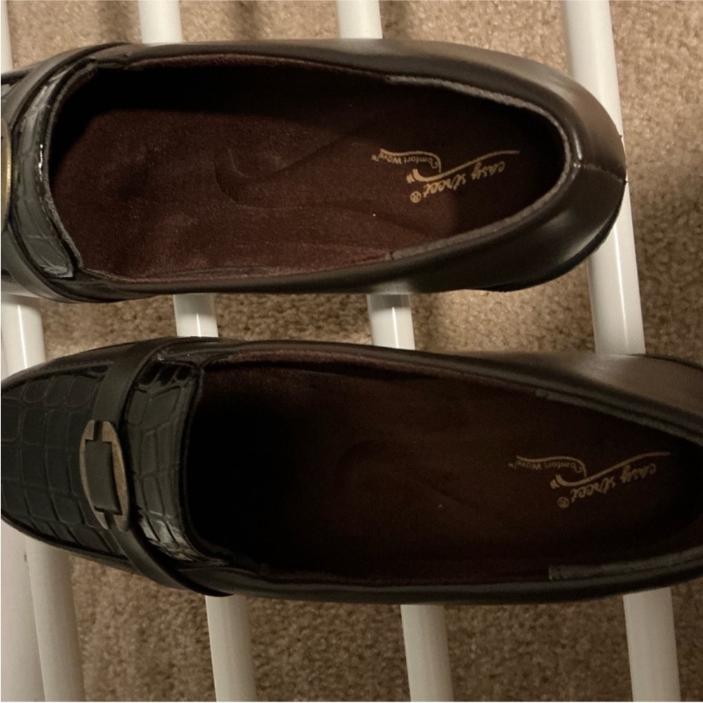 Easy Street Black Loafers with Textured Design - Picture 4 of 5